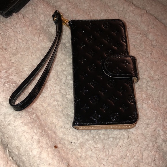 Black Patent Leather LV floral IPhone 6,7,8 magnetic clasp wristlet strap card - Picture 6 of 9
